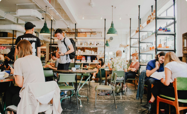 Personnes qui mangent dans un restaurant