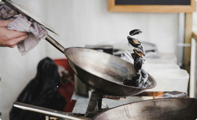 Moules entrain d'être préparer dans une poèle